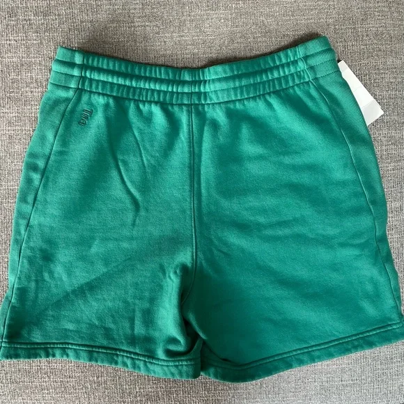 Aritzia TNA Cozy Fleece Boyfriend 5” Sweatshorts - Picture 2 of 5